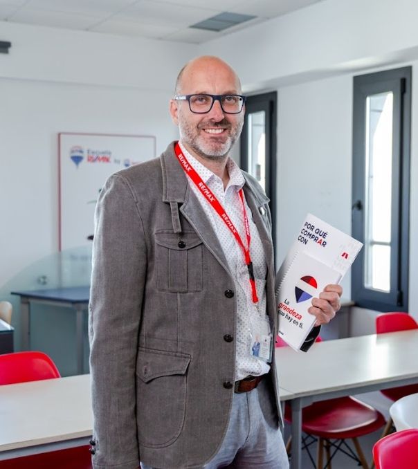 Franck Tavernier, agente de RE/MAX Kompas especializado en estrategia de venta y precio