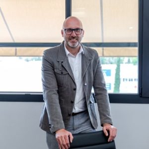 Agente de RE/MAX Kompas acompañando a un cliente en la compra de su vivienda en Sevilla