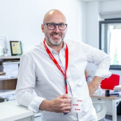 Agente inmobiliario en formación aprendiendo captación y negociación en RE/MAX Kompas