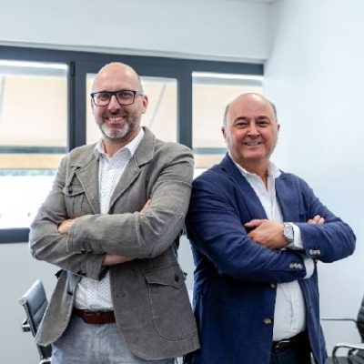 Agente de RE/MAX Kompas mostrando una vivienda en venta a un cliente